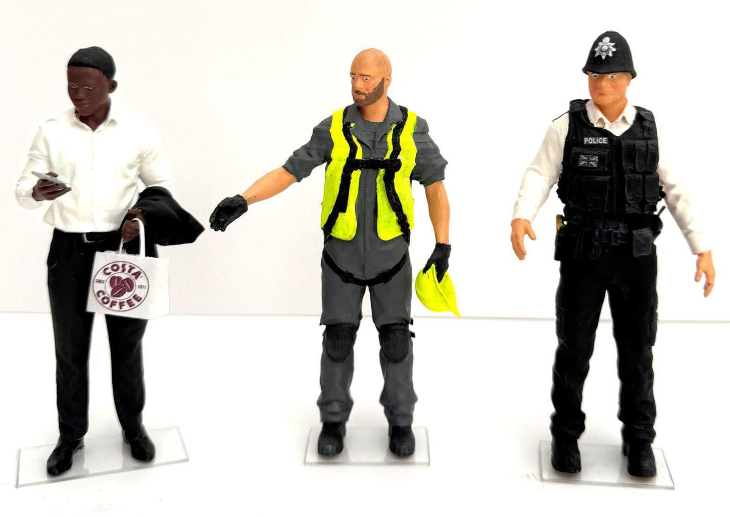 M18 Smart Man with Bag Looking at Phone – Scale Model Figure