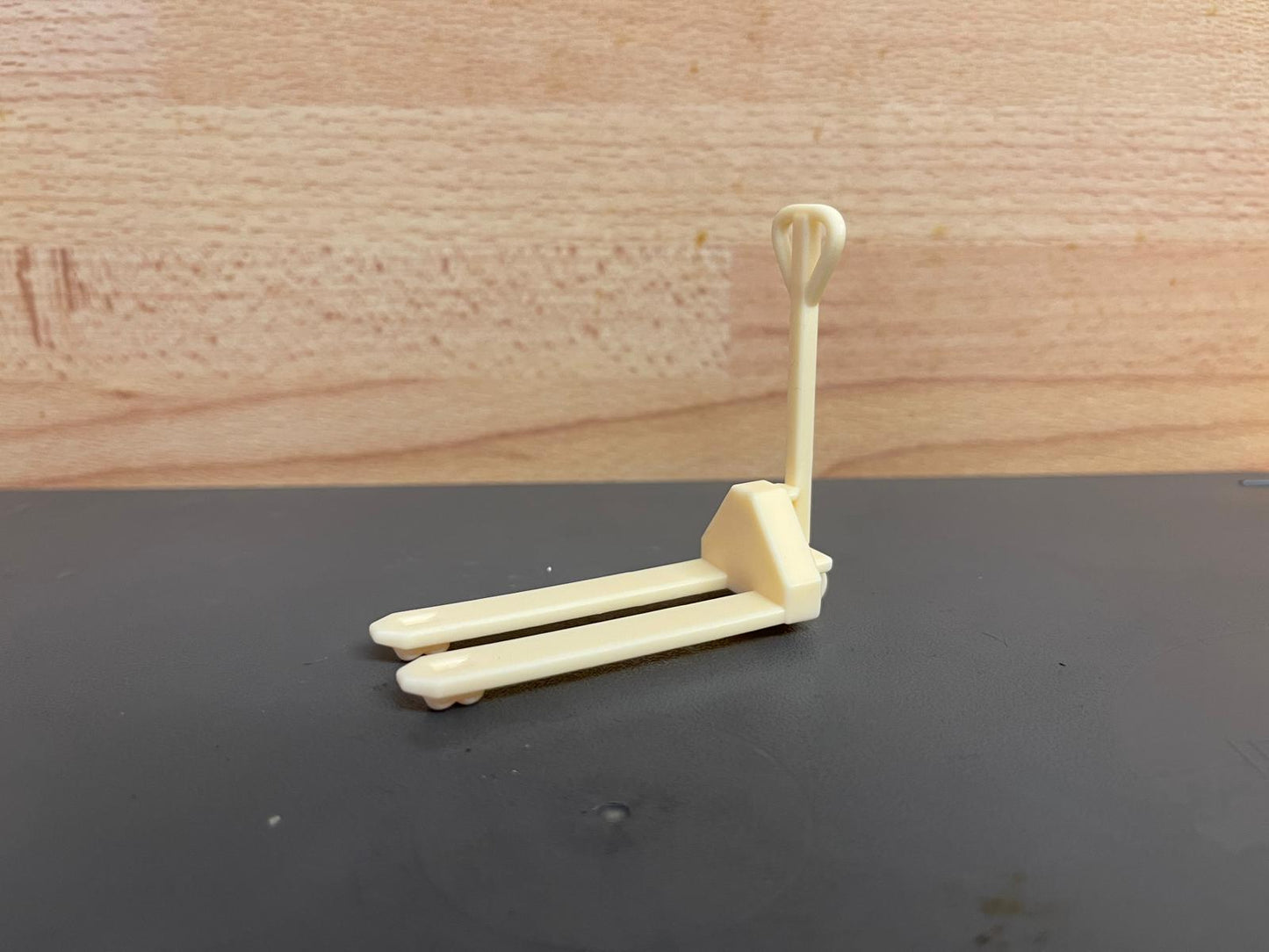 DA9 – Scale Model Pallet Truck