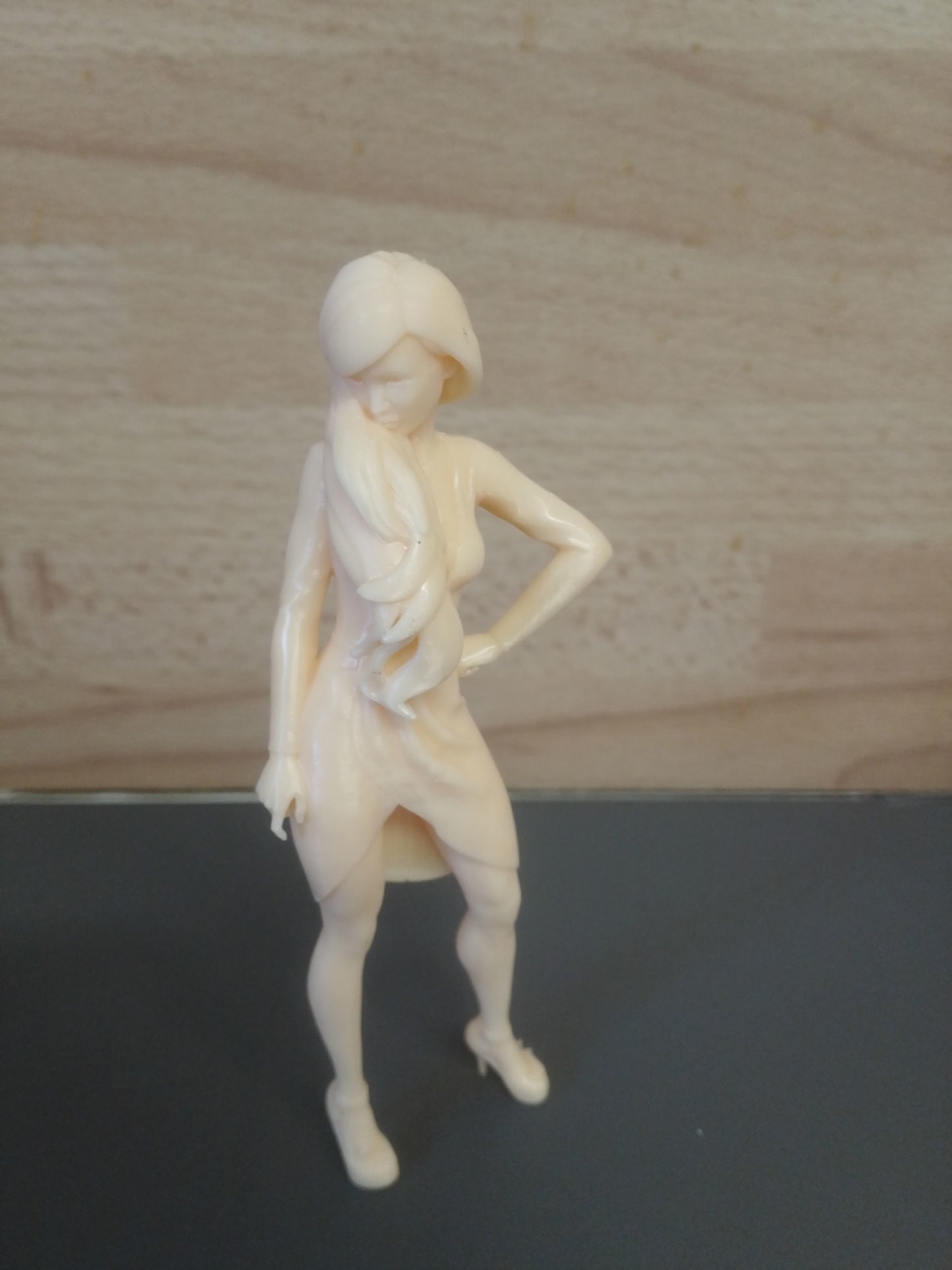 W42 – Slender Supermodel in Red Carpet Dress | Multi-Scale Female Figure for Dioramas, RC Displays, and Model Scenes