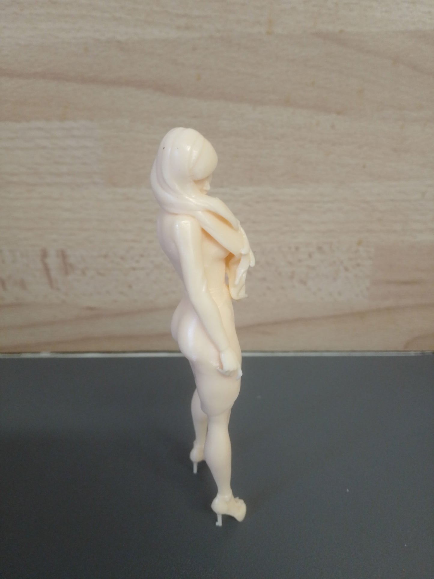W42 – Slender Supermodel in Red Carpet Dress | Multi-Scale Female Figure for Dioramas, RC Displays, and Model Scenes