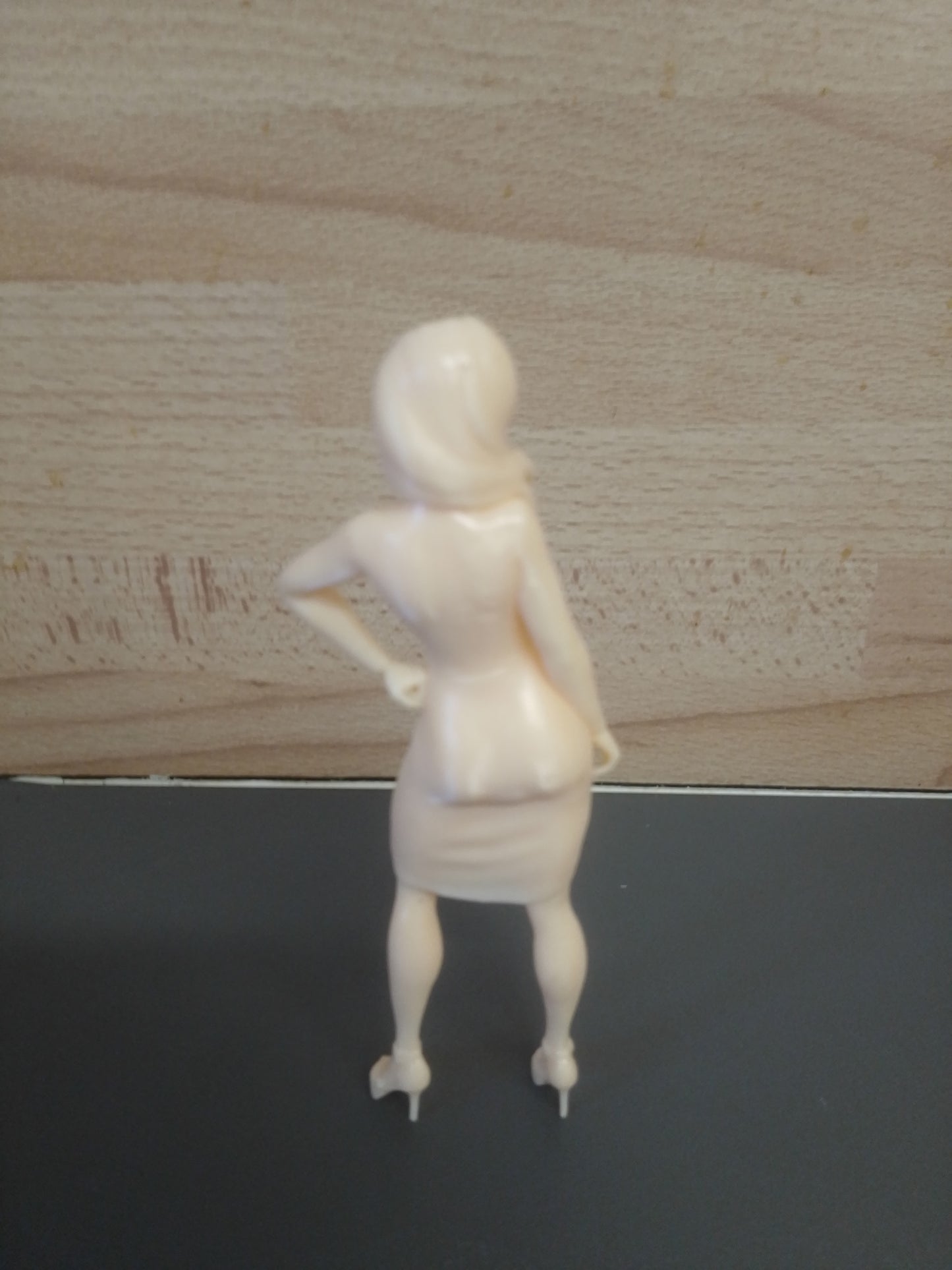 W42 – Slender Supermodel in Red Carpet Dress | Multi-Scale Female Figure for Dioramas, RC Displays, and Model Scenes