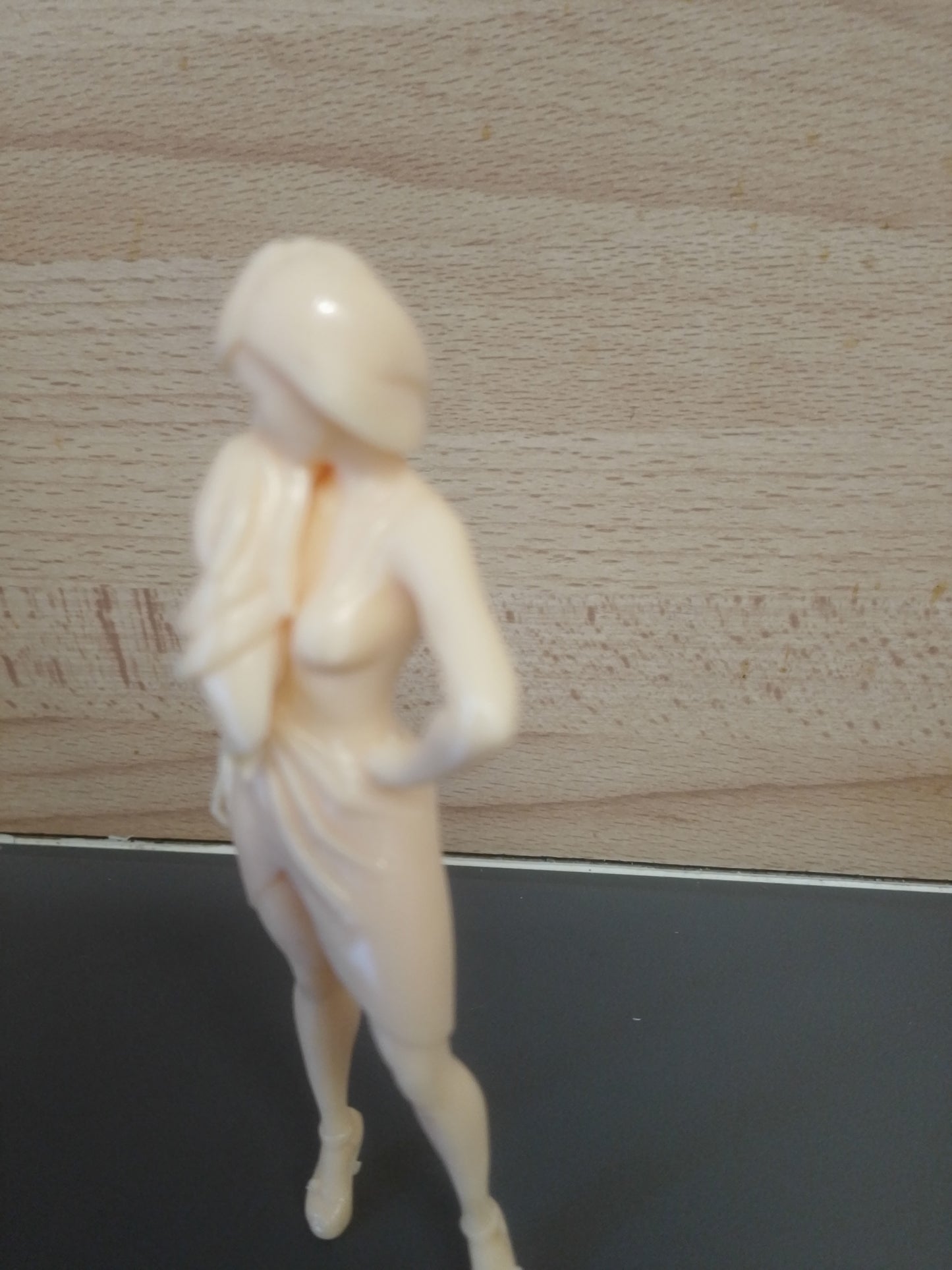 W42 – Slender Supermodel in Red Carpet Dress | Multi-Scale Female Figure for Dioramas, RC Displays, and Model Scenes