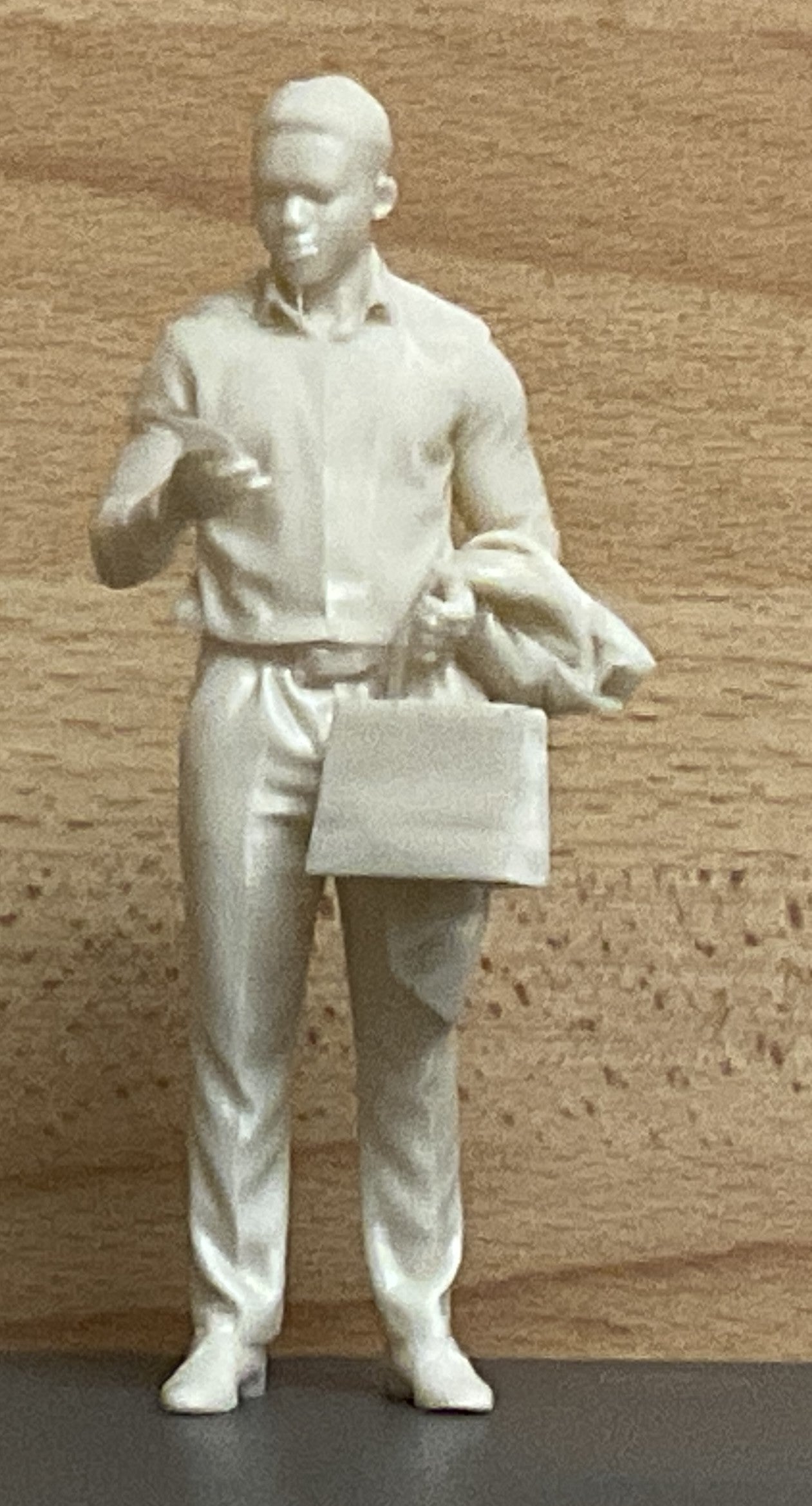 M18 Smart Man with Bag Looking at Phone – Scale Model Figure