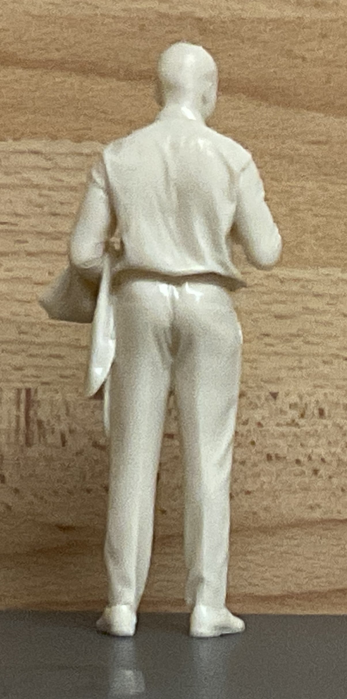 M18 Smart Man with Bag Looking at Phone – Scale Model Figure