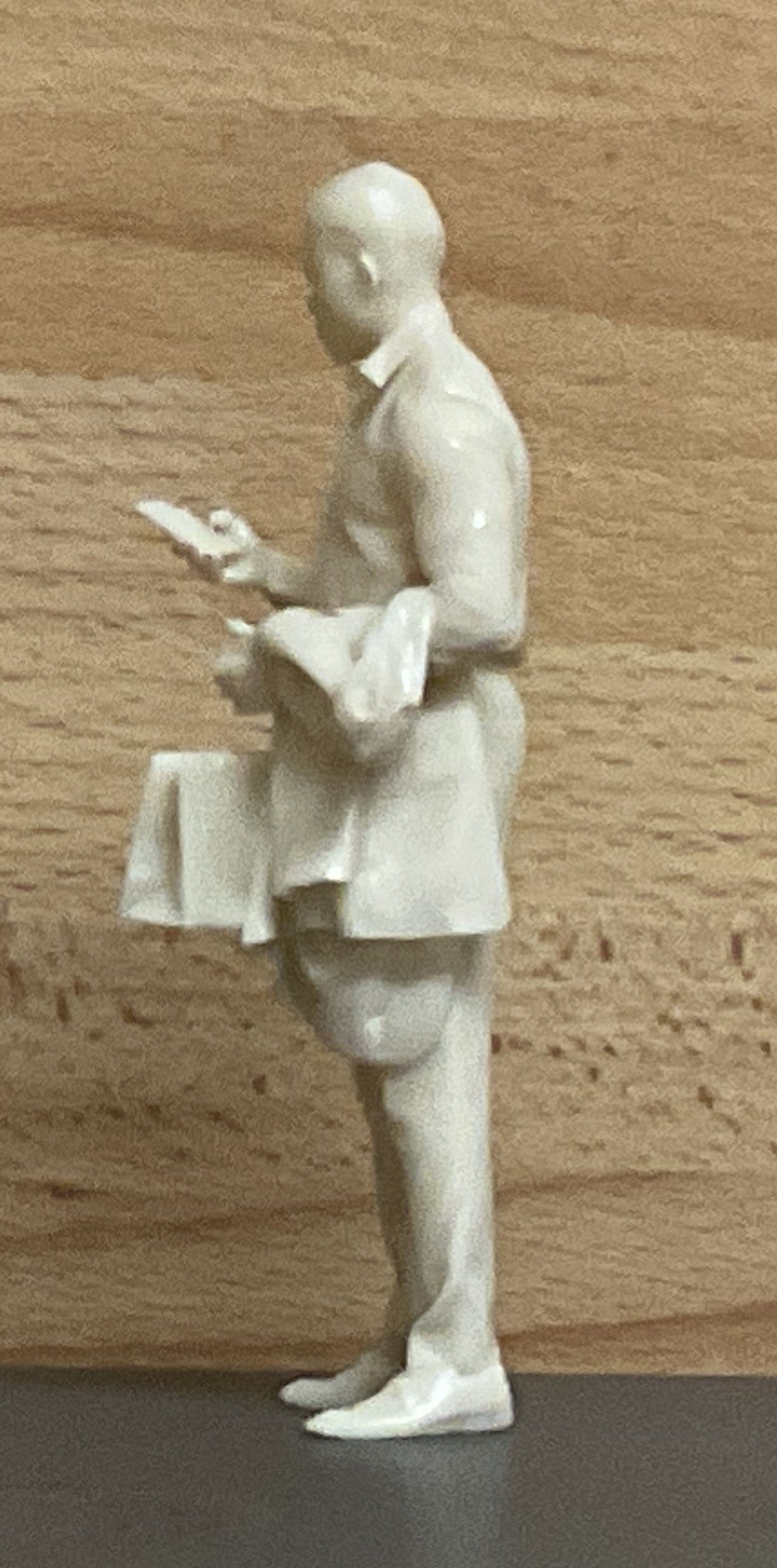 M18 Smart Man with Bag Looking at Phone – Scale Model Figure