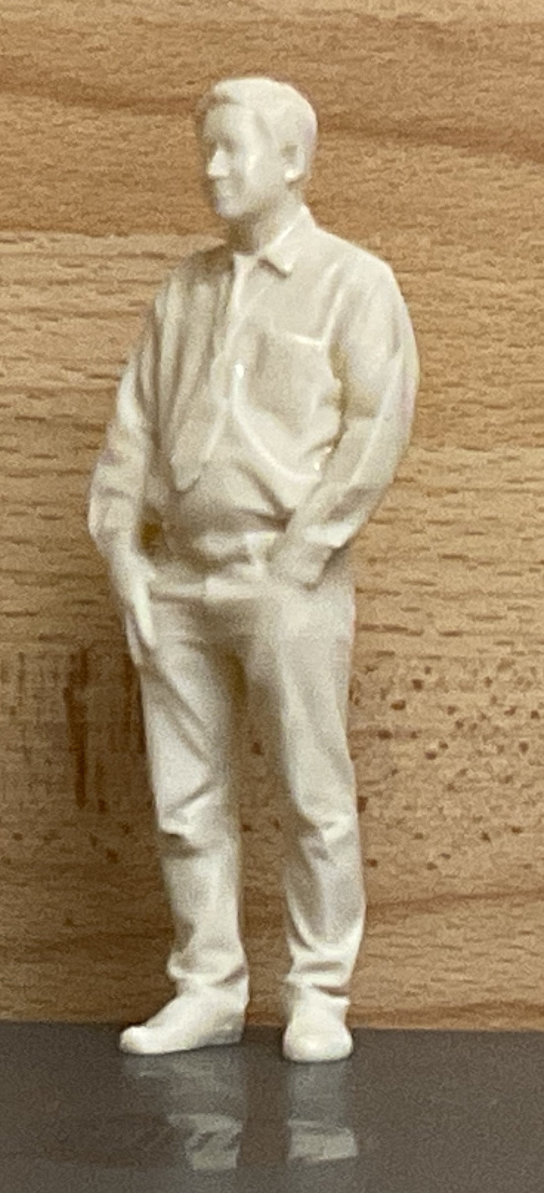 M20 Casual Man with Lanyard – Scale Model Figure