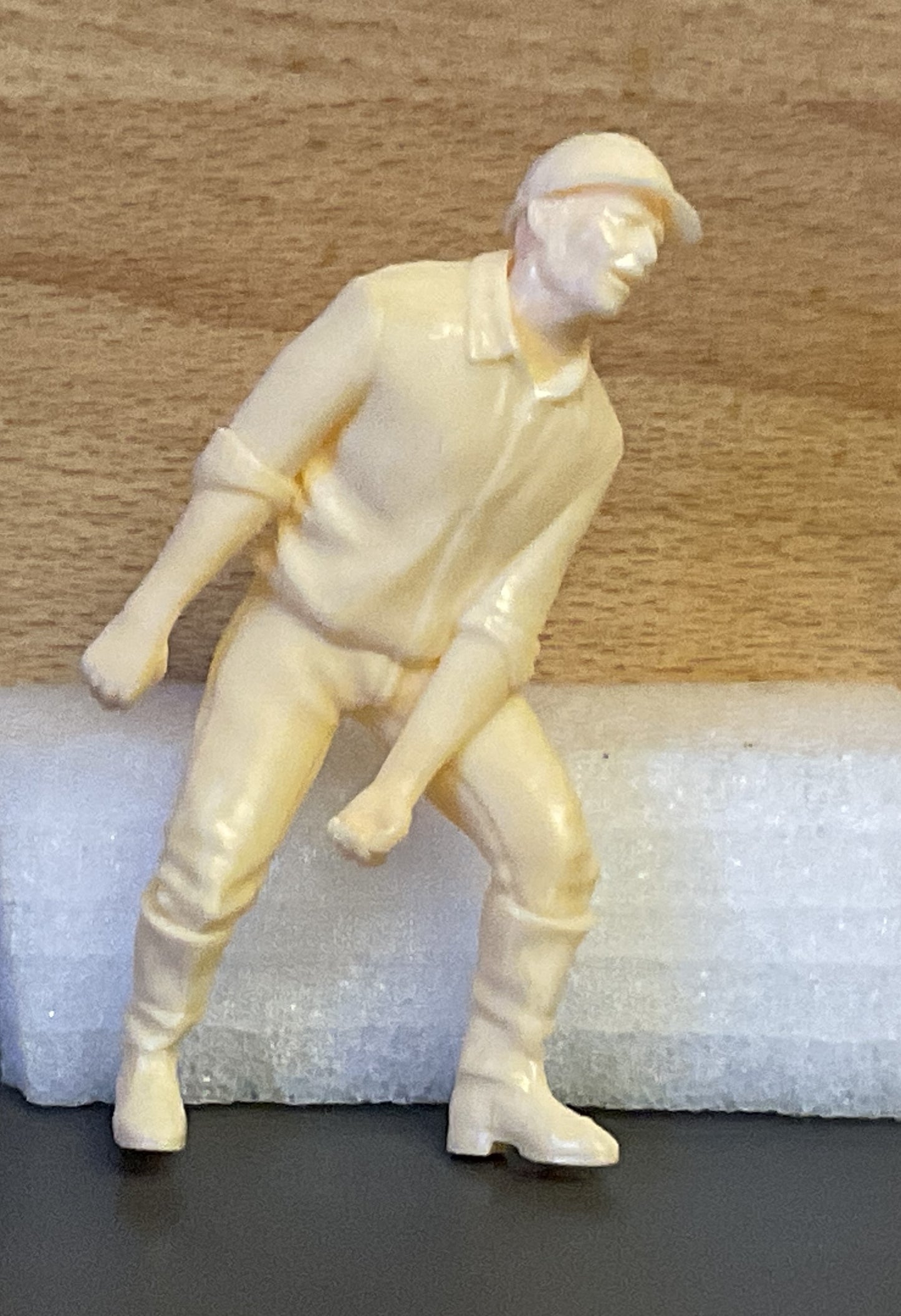 TG7A Radio Controlled Model Modern Tug Deckhand Pulling Rope figures