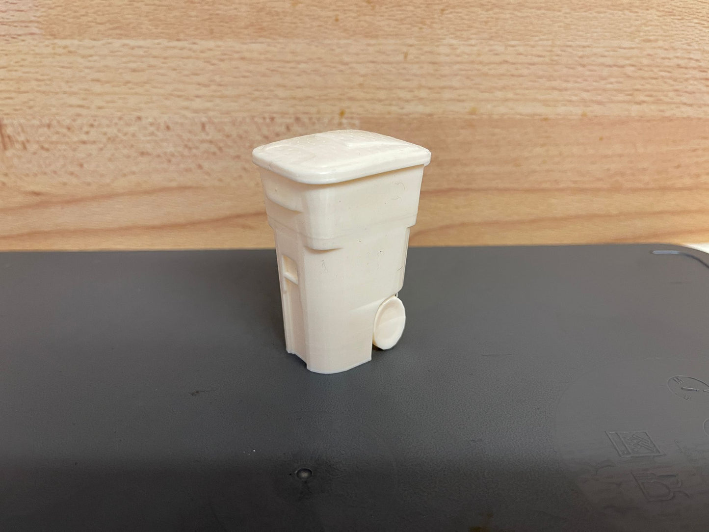 DA4 – Scale Model Diorama UK Spec Wheelie Recycling Bin
