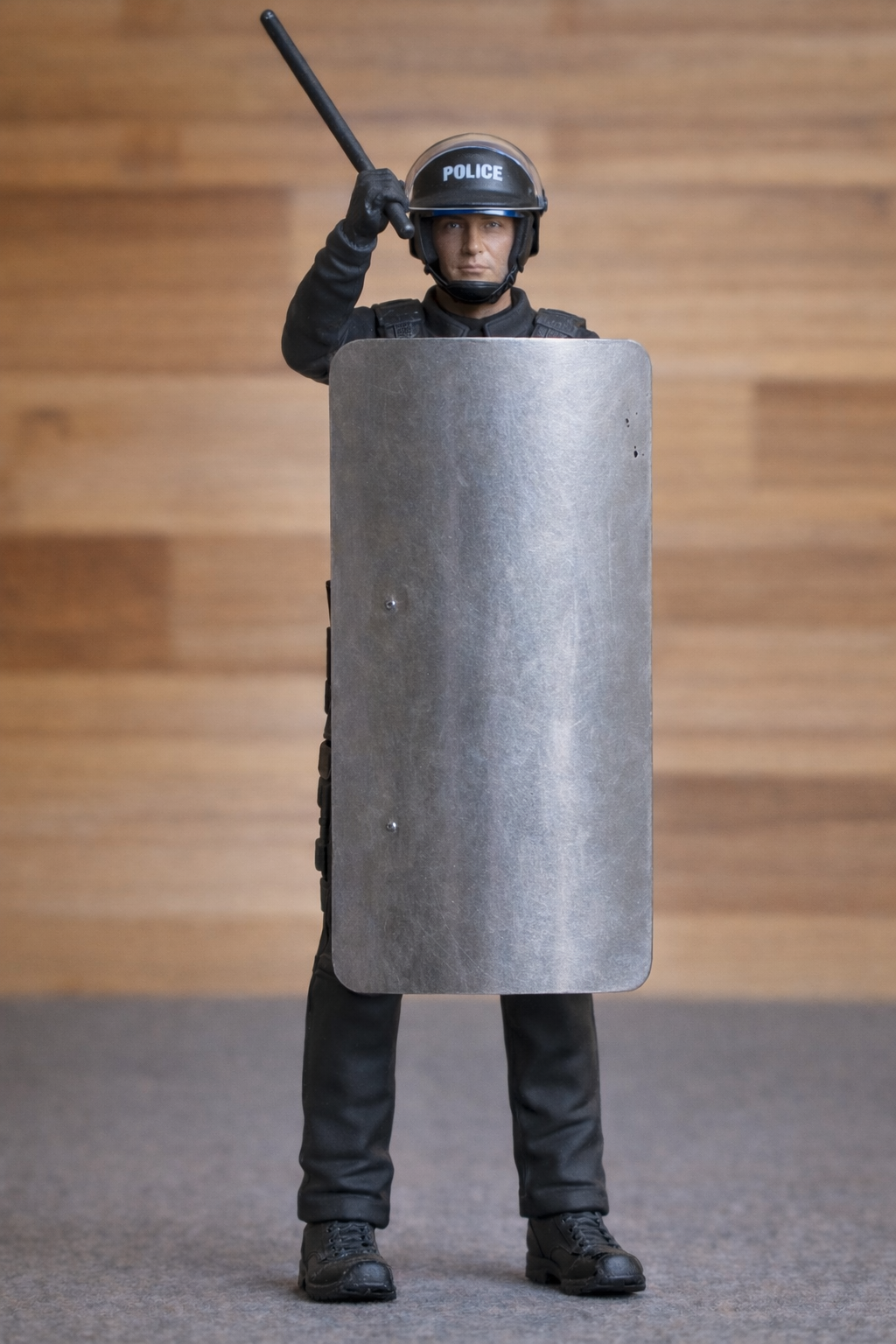 EMS7 – Riot Police Officer Scale Model Figure with Shield Unpainted