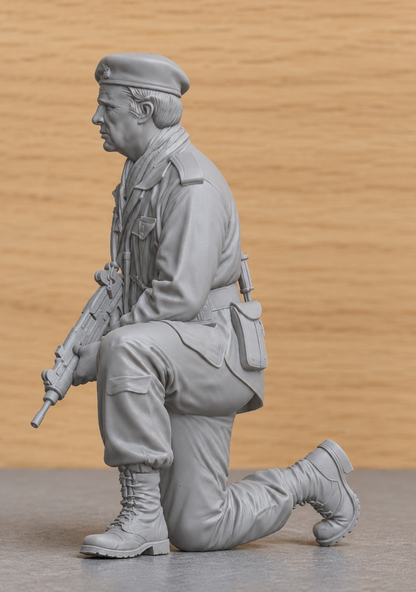 SWG2 Colonel Faulkner Kneeling – Richard Burton – The Wild Geese  Unpainted Figure