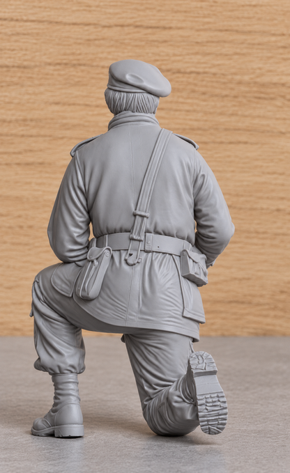 SWG2 Colonel Faulkner Kneeling – Richard Burton – The Wild Geese  Unpainted Figure