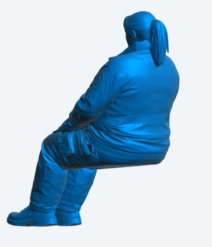 C26 Weibliche Krankenwagenbesatzung Beifahrerfigur – Sitzende Pose Unbemalt