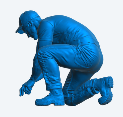 M113 Kneeling Worker Figure – Ground Detail Pose Unpainted