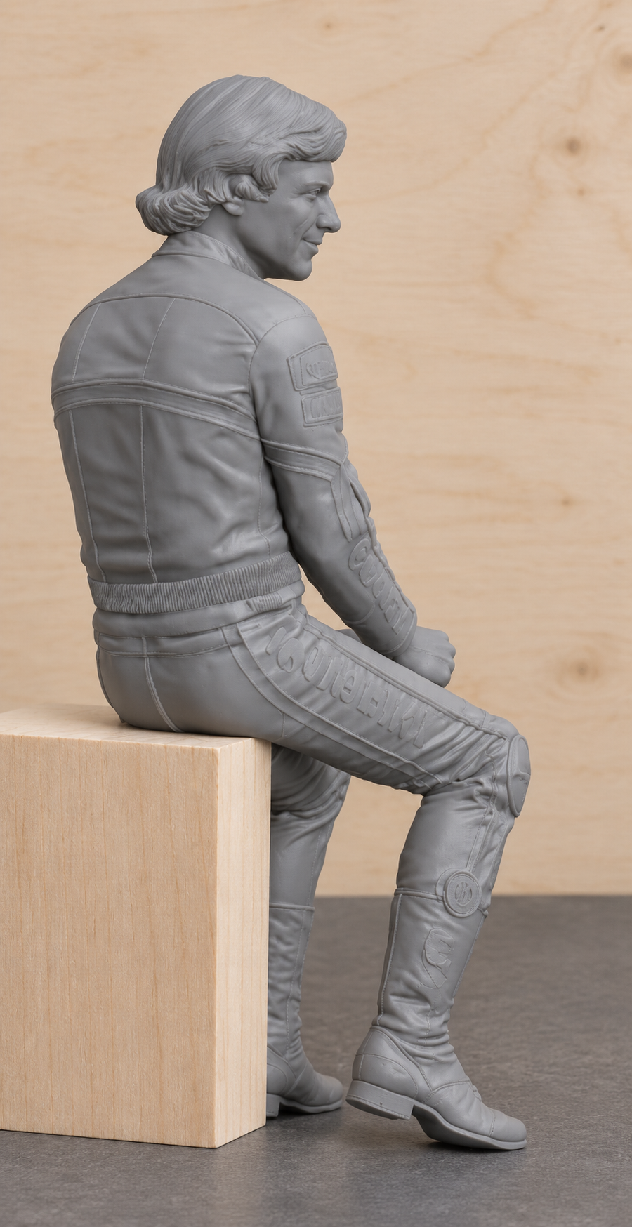 B32 Barry Sheene Seated Rider Figure | Unpainted Scale for Suzuki RG500 Displays