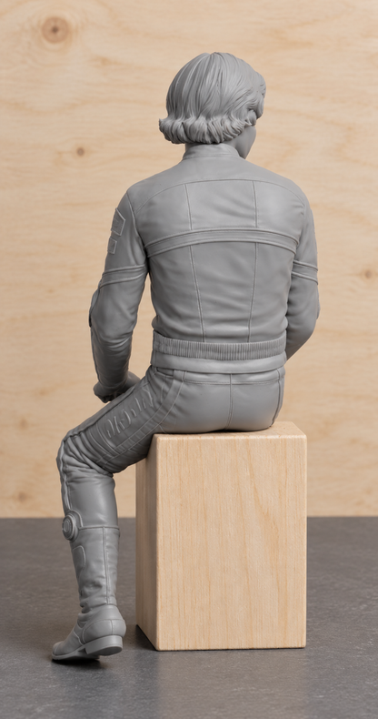 B32 Barry Sheene Seated Rider Figure | Unpainted Scale for Suzuki RG500 Displays