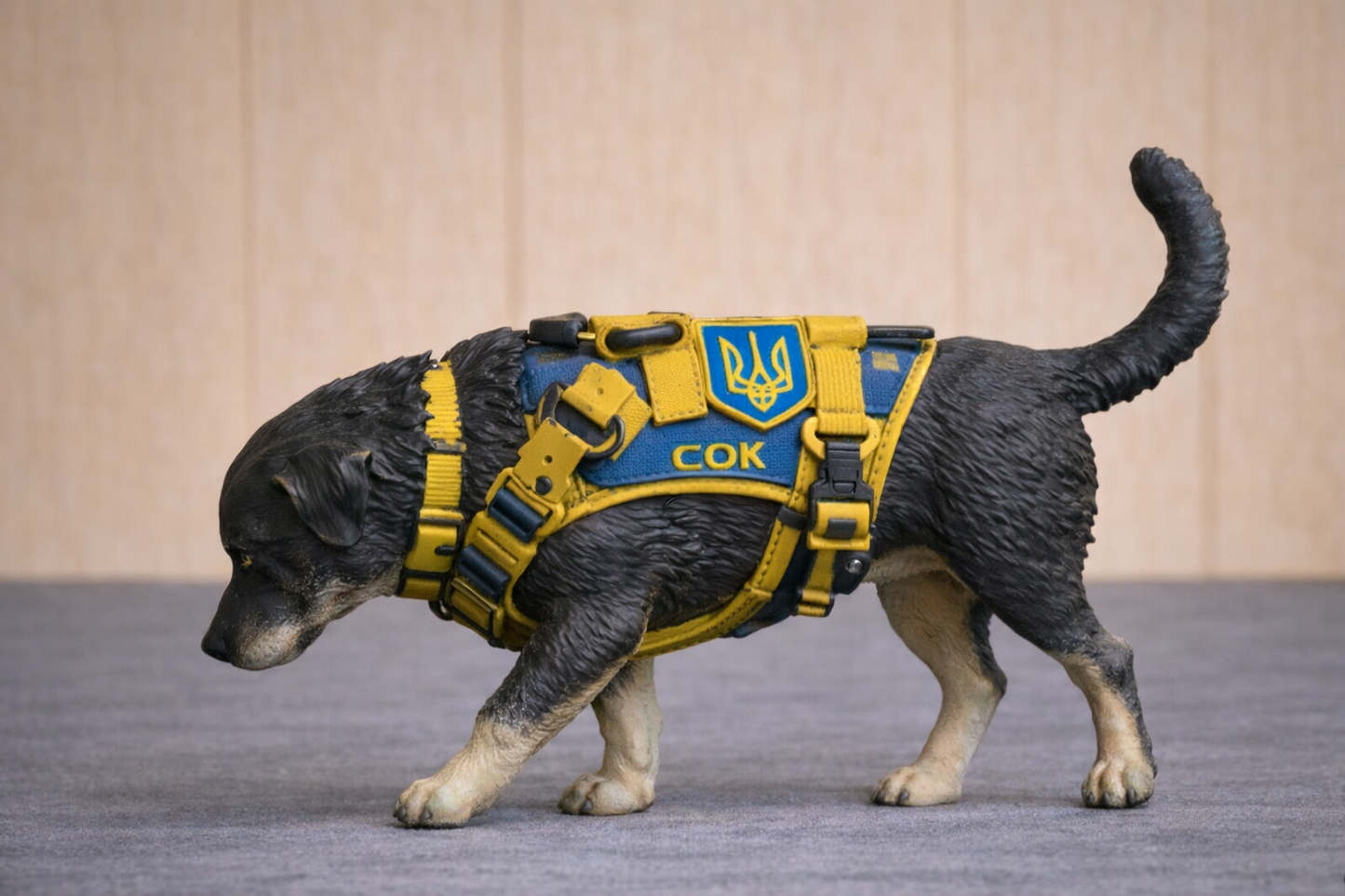 A82 – Scale Model Labrador Ukrainian Military Sniffer Dog Unpainted