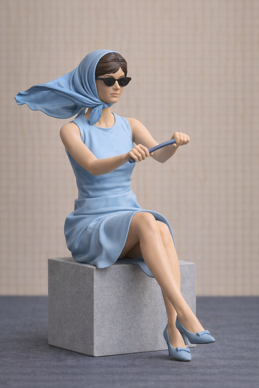 C13 Glamorous Female Driver Figure – Headscarf and Sunglasses Unpainted