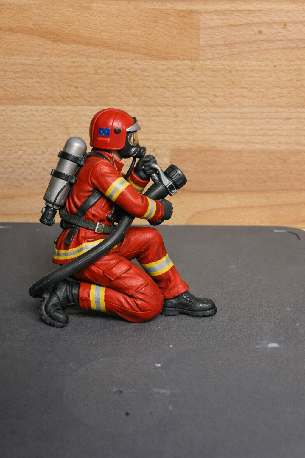 EMS24 Scale model figure Firefighter with Hose – Kneeling  Unpainted