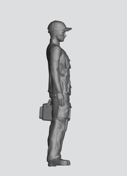 EMS27 – 1/43 1/18 Multi Scale Model Figure: Paramedic Standing with First Response Bag and Cap