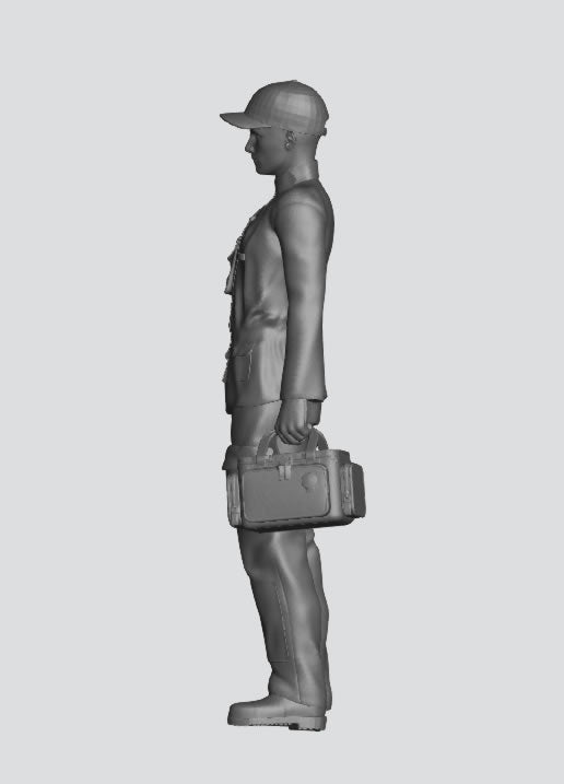EMS27 – 1/43 1/18 Multi Scale Model Figure: Paramedic Standing with First Response Bag and Cap