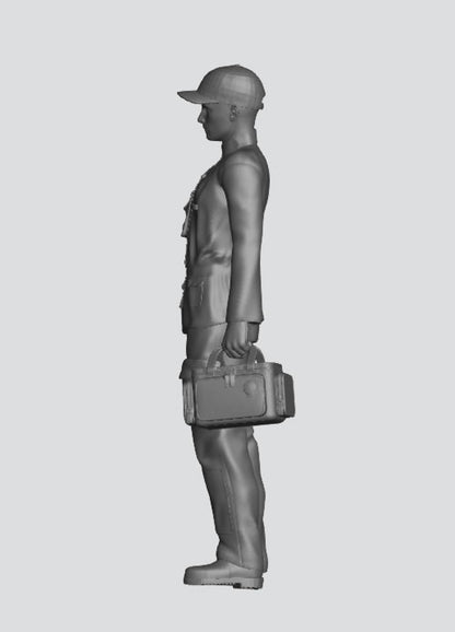 EMS27 – 1/43 1/18 Multi Scale Model Figure: Paramedic Standing with First Response Bag and Cap