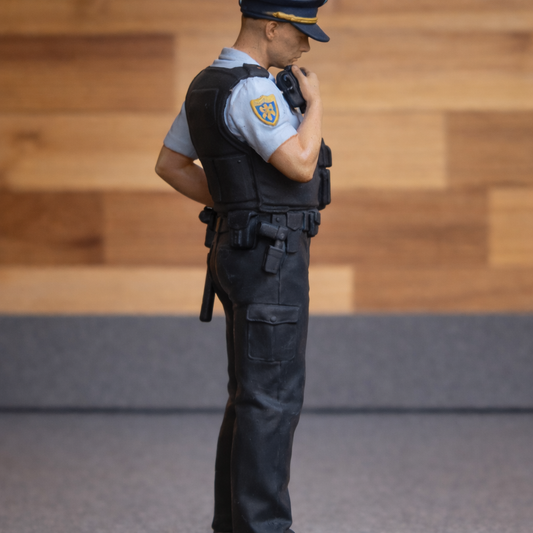 EMS2B – Scale Model American/European Police Officer Using Radio Unpainted