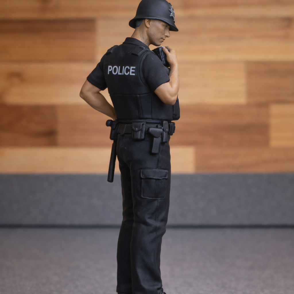 EMS2C – Scale Model British Police Officer Using Radio unpainted