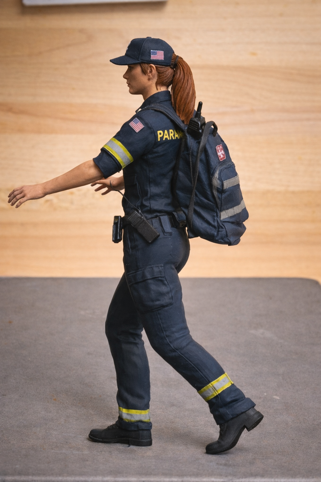 EMS33 – Scale Model Figure: Female Paramedic Unpainted Pushing Stretcher