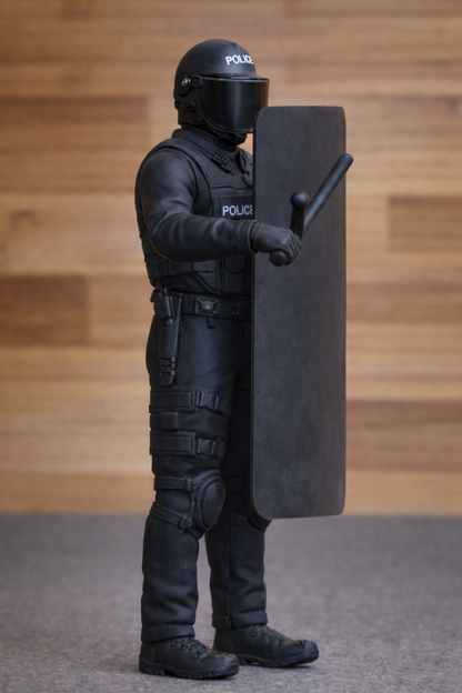 EMS5 Scale Model Riot Police with Shield and Helmet Visor Closed – Realistic Police Figure for Dioramas and Models