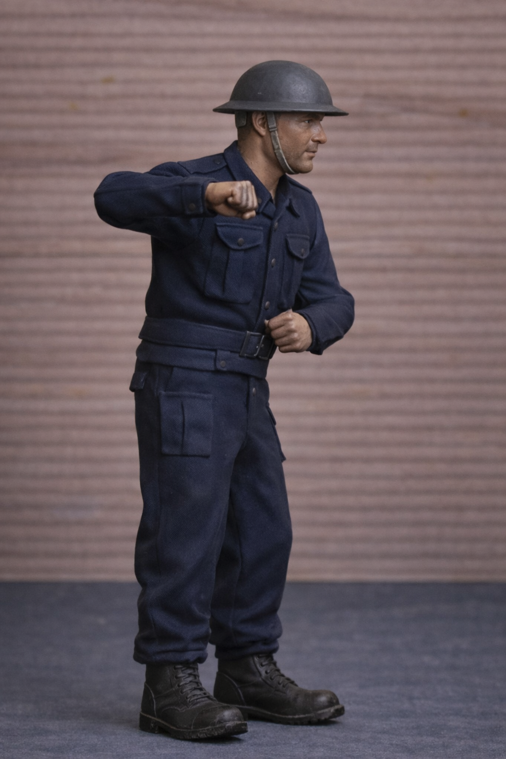 N10 WWII Sailor Figure – Uniform and Brodie Helmet, Arm Raised – Unpainted Multi-Scale
