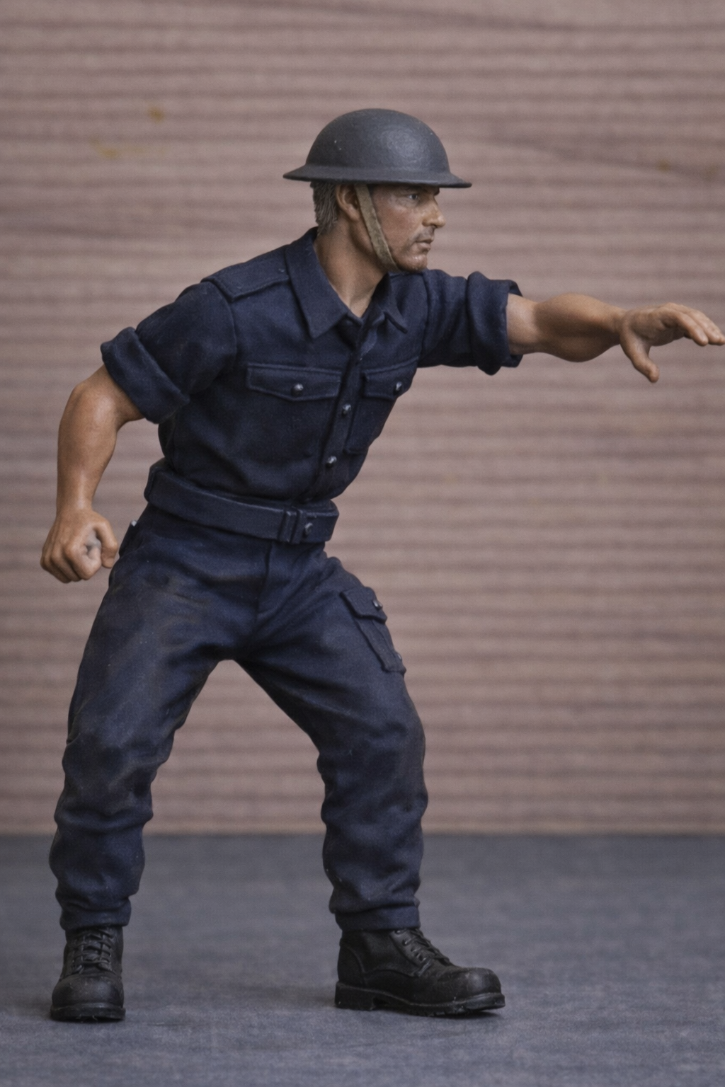 N9 WWII Naval Crew Figure – Brodie Helmet, Reaching Out – Unpainted Multi-Scale