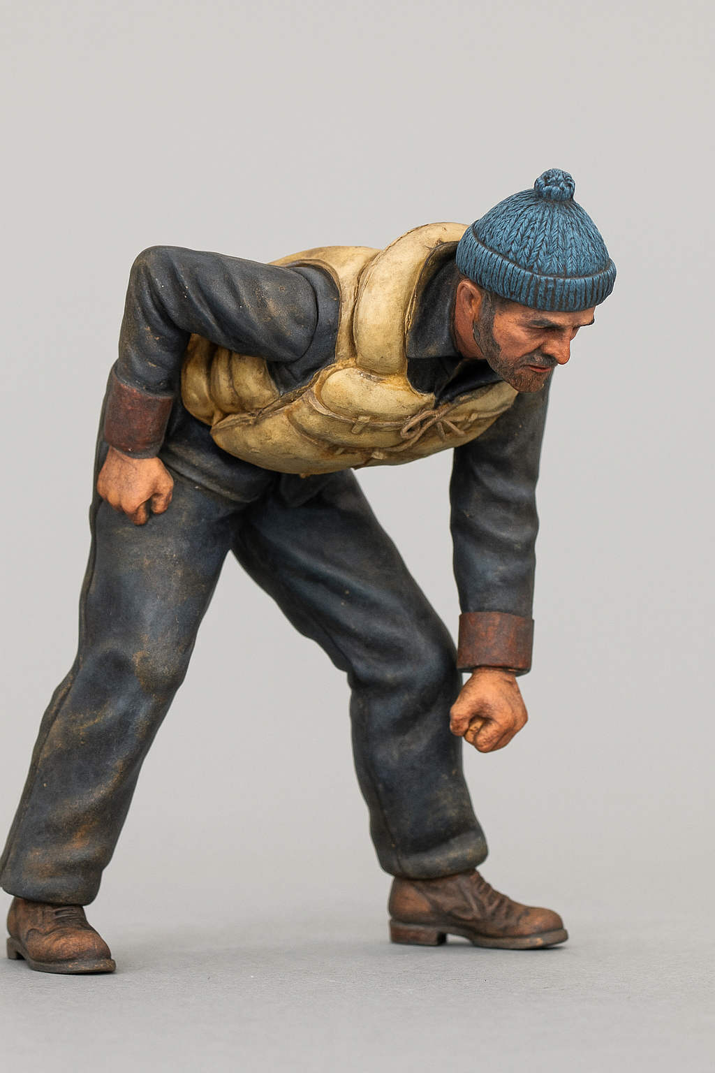 TG37B – Scale Model MTB / S-Boat / Vosper Crew Figure – Bent Over Handling Rope