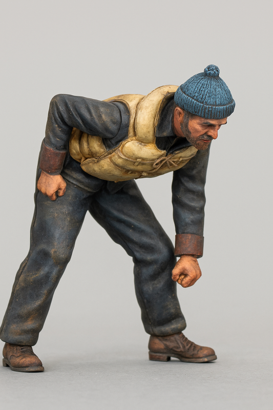 TG37B – Scale Model MTB / S-Boat / Vosper Crew Figure – Bent Over Handling Rope