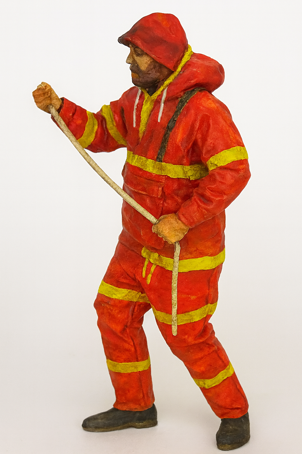 TG45 – Scale Model Boat Crew: Modern Fisherman Hauling a Rope