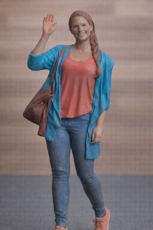 W19 – 1/43 Scale Diorama Unpainted  Figure Woman Walking