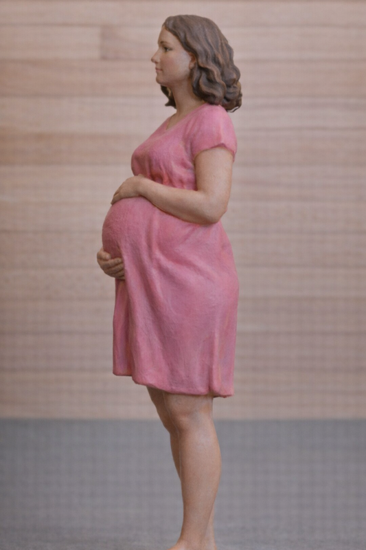 W22 – Model Figure Pregnant Woman Holding Baby Bump Unpainted
