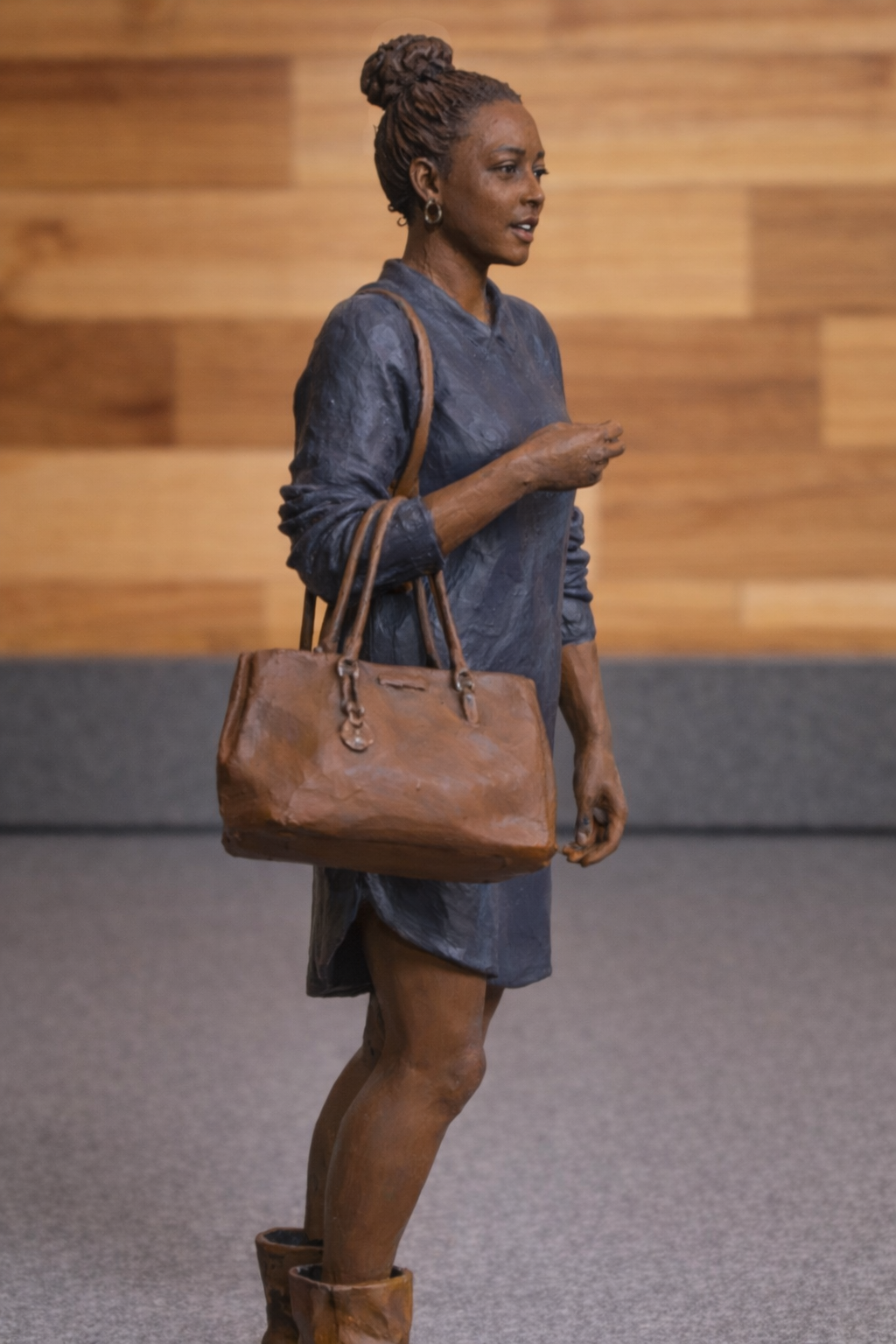 W32  Scale Model Figure Woman with Shopping Bag Unpainted model