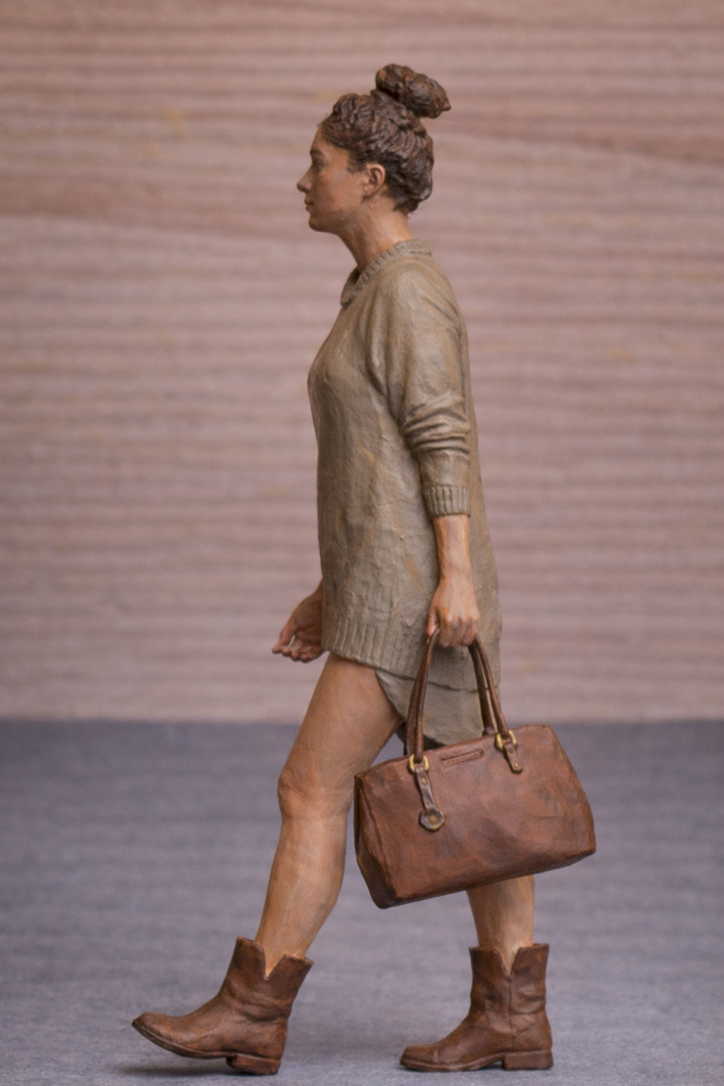 W33 – Scale Model Architecture Figure Woman Walking Unpainted