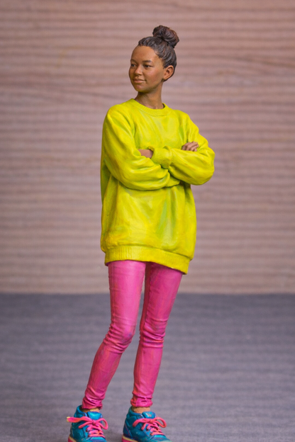 W34  Scale Model Figure Young Woman Crossed Unpainted