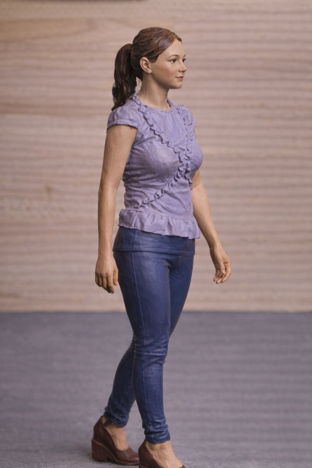 Jager Hobby W36 – Trendy Modern Woman Walking Unpainted Scale Model Figure