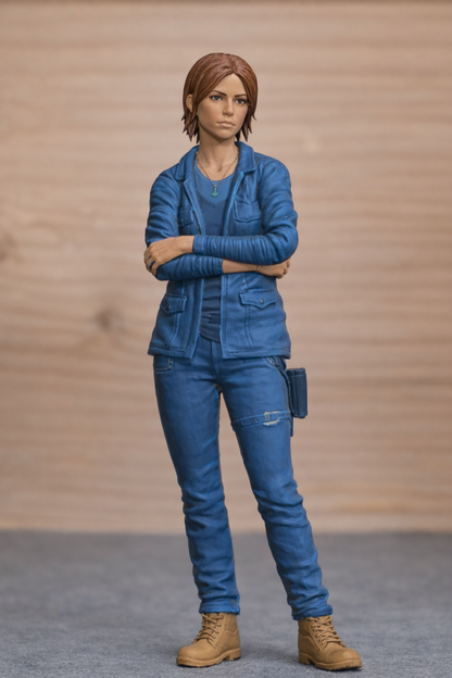 W40 – Multi-Scale Modern Woman Figure – Arms Crossed, Unpainted